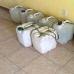 En estos recipientes almacenan el agua para servicio de la escuela