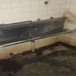 Mingitorio del sanitario de hombres en mal estado
